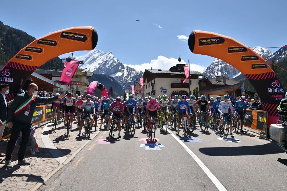 Riders at the start line of the Giro d'Italia, watch Giro d'Italia 2025 with Sportive Breaks