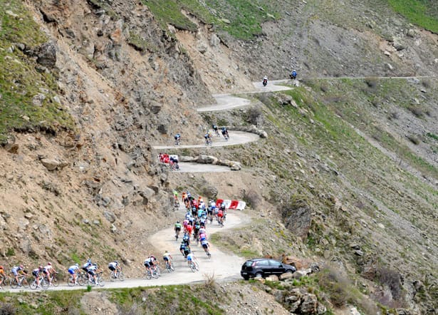 Cyclists climb up the Col de Sarenne