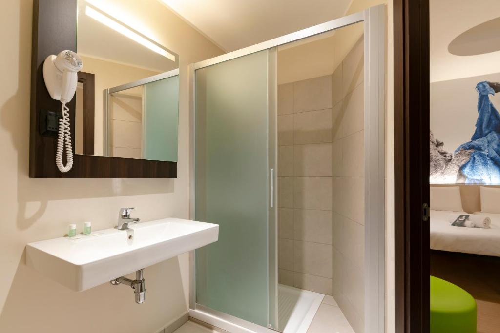 Hotel B&B Como Bathroom