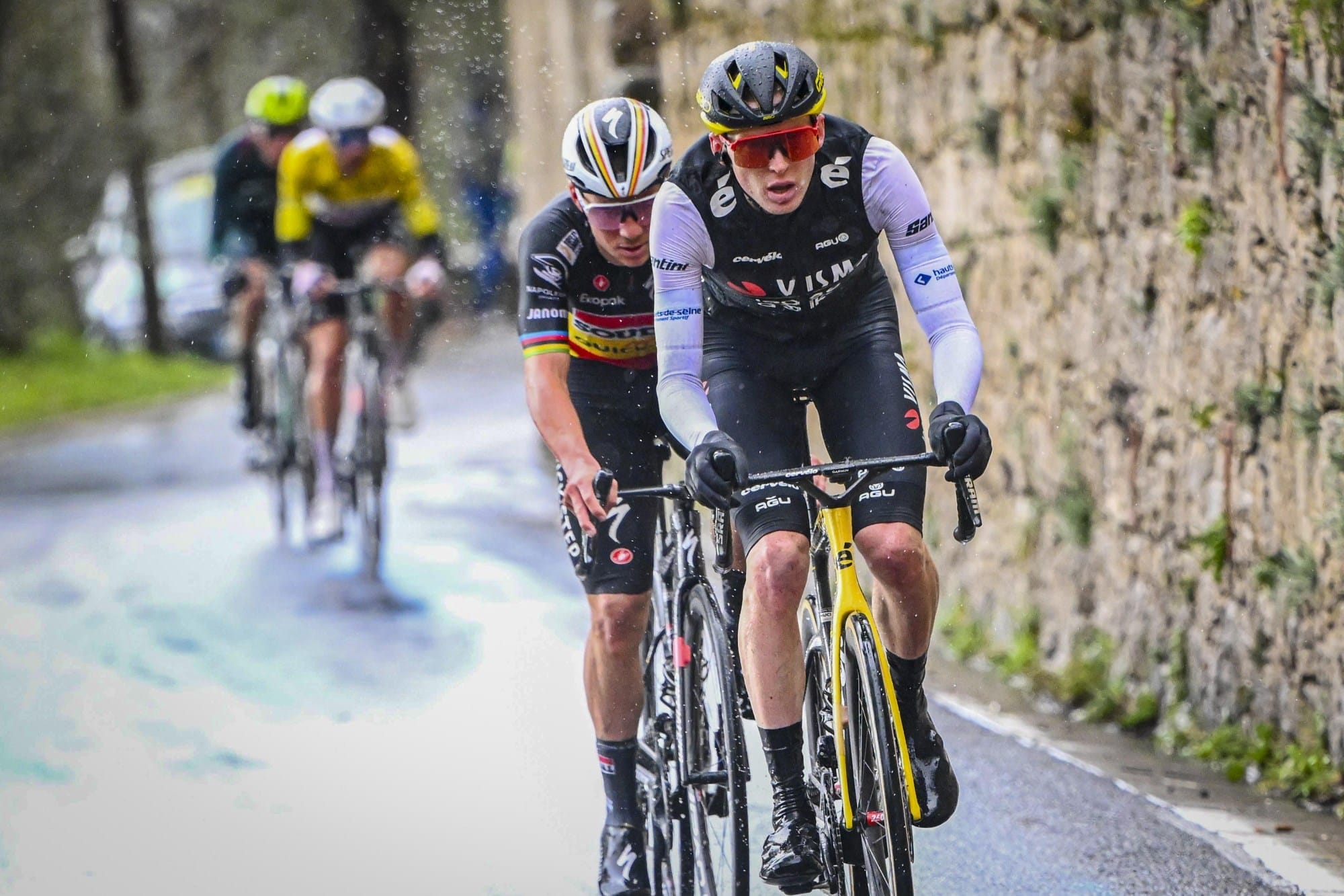 Two riders battle it out during the Brabantse Pijl