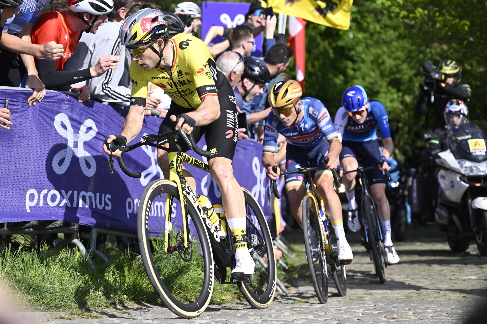 Riders battling it out during the Brabantse Pijl 2026