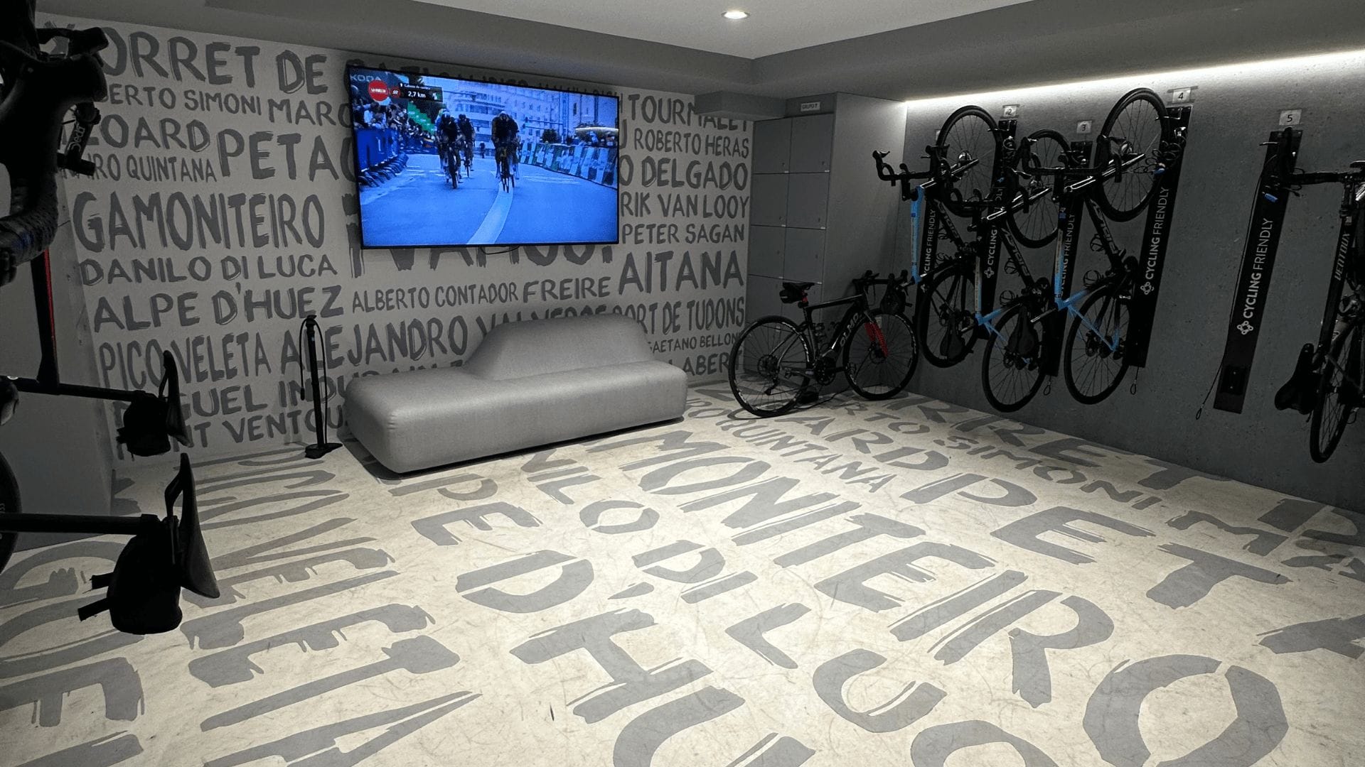 Sol Y MAr bike room